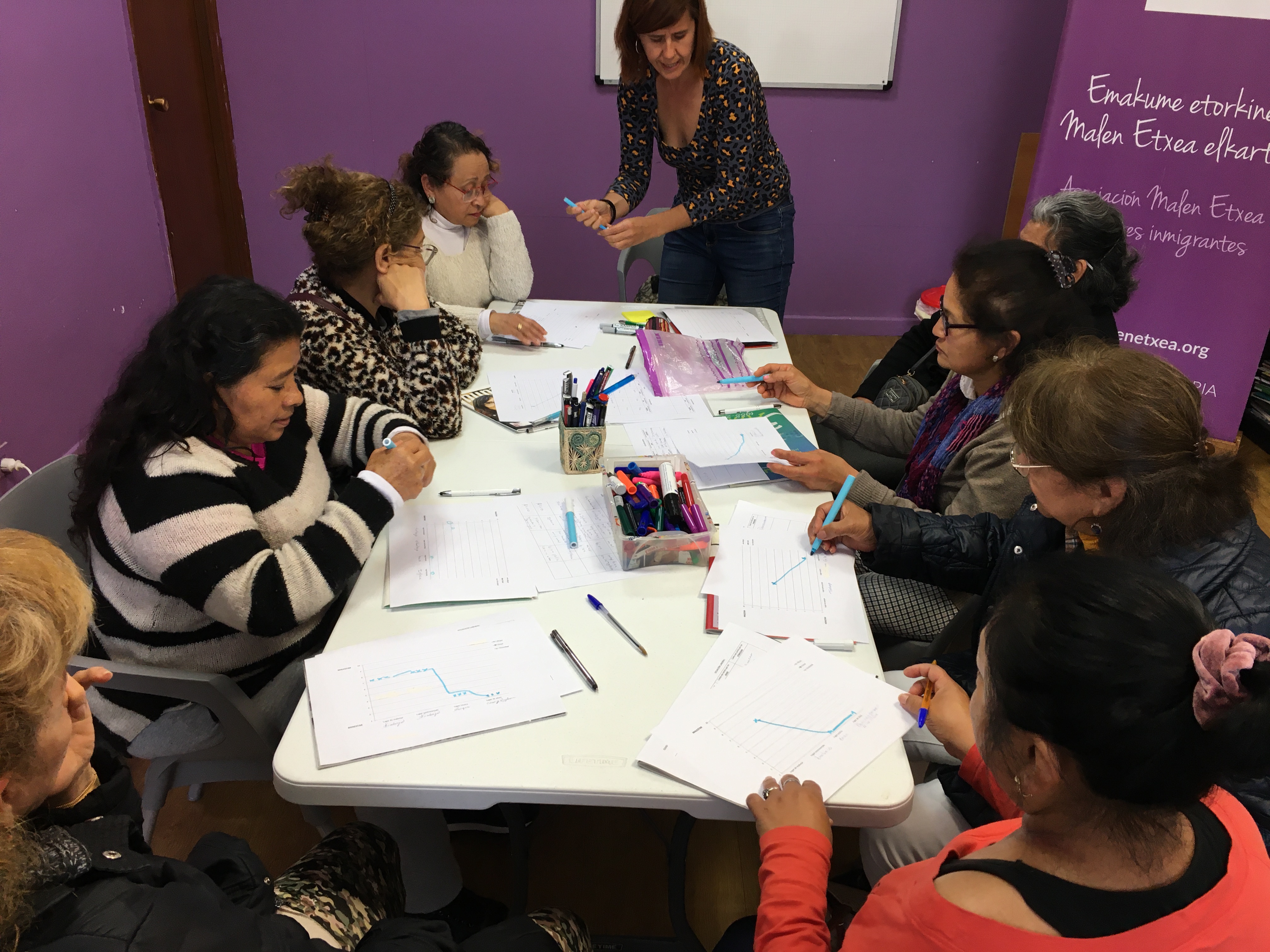 Mujeres migradas comparten sus experiencias de vida sobre cómo subsisten esta etapa.